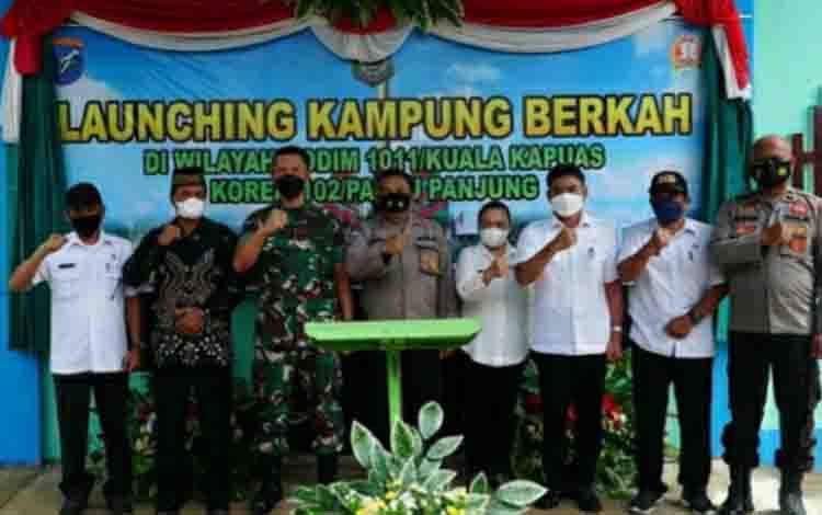Dandim 1011 Kuala Kapuas, Letkol Inf Ary Bayu Saputro bersama pihak terkait seusai peresmian Kampung Berkah di Desa Sidorejo, Rabu 1 Desember 2021