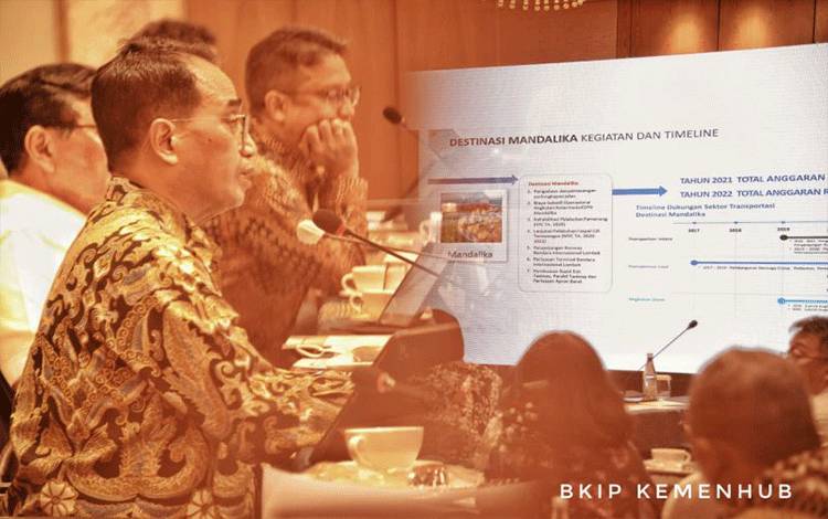 Menteri Perhubungan Budi Karya Sumadi (kiri) dalam Rapat Koordinasi Nasional Pengembangan Lima Destinasi Pariwisata Super Prioritas (Rakornas Lima DPSP) bertajuk "Pemulihan Ekonomi Nasional melalui Transformasi dan Pengembangan Pariwisata Berkualitas secara Berkelanjutan" yang digelar secara hybrid di Jakarta, pada Rabu (1/12/2021). (ANTARA/BKIP Kemenhub)