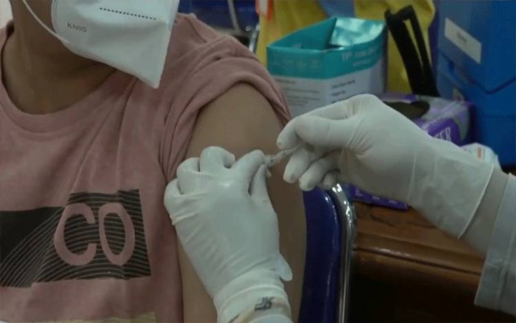 Vaskinator suntikan vaksin pada remaja di Kobar.
