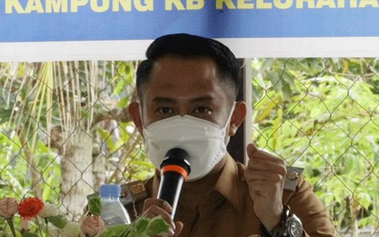 Wali Kota Palangka Raya Fairid Naparin saat meresmikan kampung KB