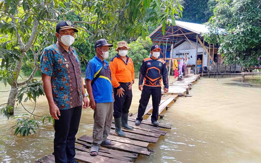 Kalaksa BPBD Damkar Barito Timur bersama Kasi Kedaruratan, Camat Paku dan Kades Tampa meninjau banjir di Dusun Rantau Pusi