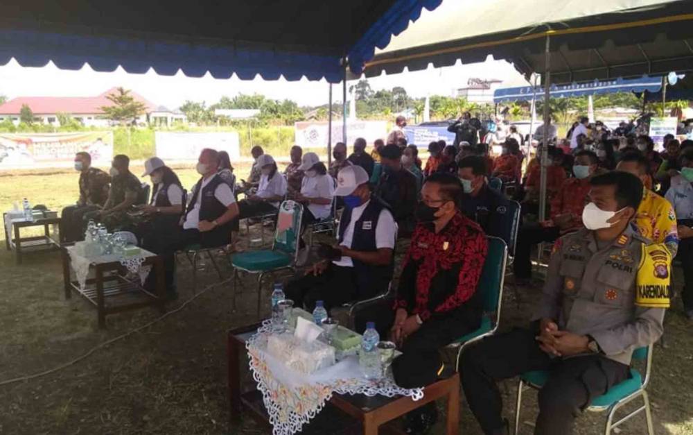 Ketua DPRD Gumas, Akerman Sahidar bersama Bupati Jaya S Monong dan lainnya saat menghadiri bakti sosial