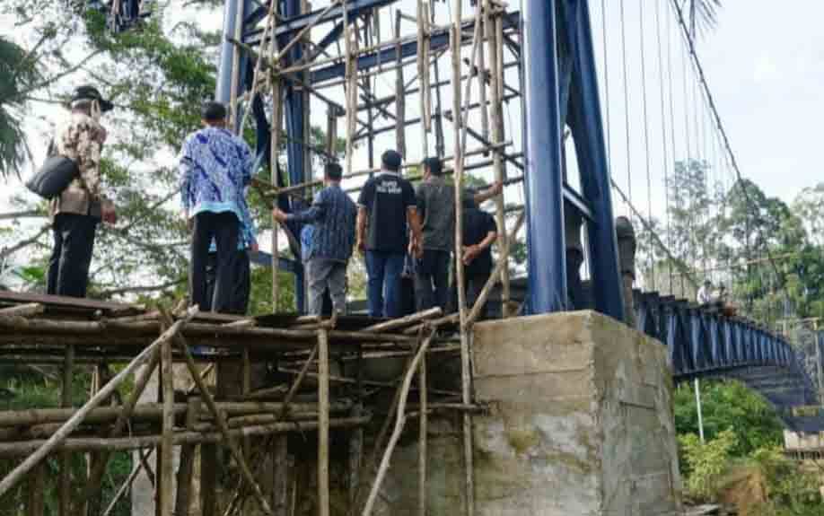 Bpati Barito Utara, H Nadalsyah bersama Wakil Bupati Sugianto Panala Putra dan Kepala Dinas PUPR beserta jajaran saat melakukan peninjauan pembangunan jembatan gantung Desa Sabuh, Kecamatan Teweh Baru.