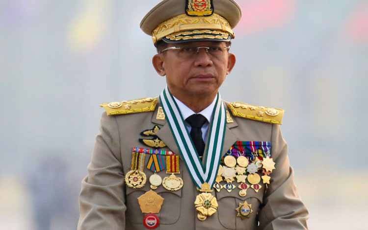 Kepala junta Myanmar Jenderal Senior Min Aung Hlaing yang menggulingkan pemerintah terpilih dalam kudeta pada 1 Februari, memimpin parade militer pada Hari Angkatan Bersenjata di Naypyitaw, Myanmar, Sabtu (27/3/2021)