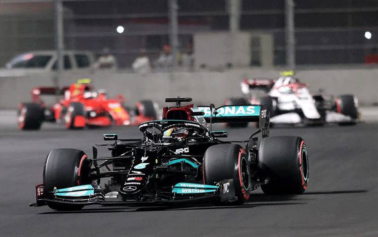 Pebalap tim Mercedes Lewis Hamilton menjalani sesi latihan bebas Grand Prix Arab Saudi, Sirkuit Corniche, Jeddah, Jumat (3/12/2021) (ANTARA/REUTERS/AHMED YOSRI)