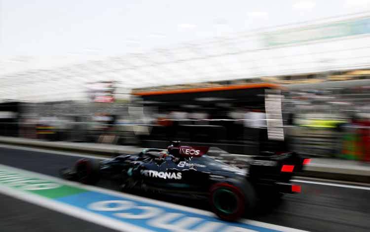 Pebalap tim Mercedes Lewis Hamilton menjalani sesi latihan bebas Grand Prix Arab Saudi, Sirkuit Corniche, Jeddah, Jumat (3/12/2021)