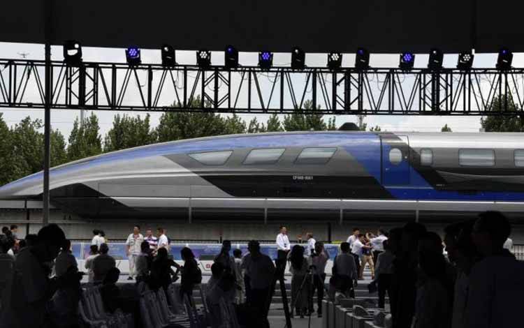 Kereta api levitasi magnetik (maglev) China. Kereta api tersebut diklaim sebagai maglev tercepat di dunia