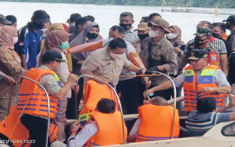 Gubernur Kalteng, Sugianto Sabran naik speedboat memantau perikanan keramba apung di Desa Danau Sadar