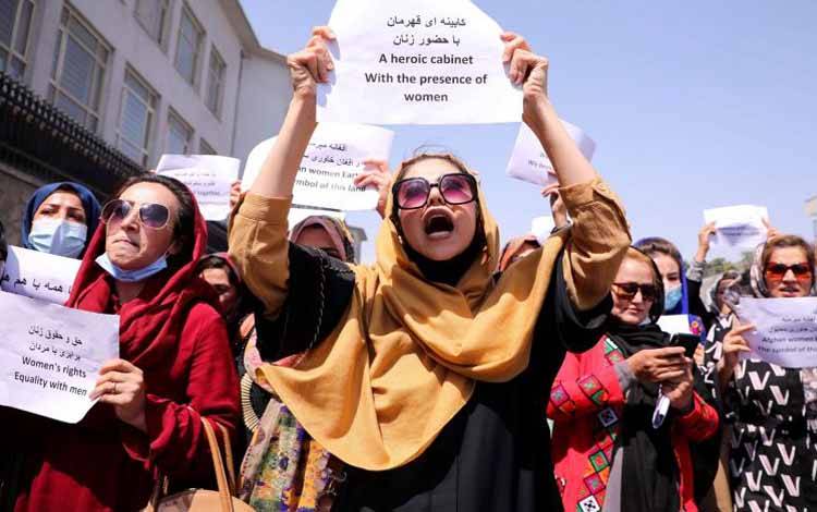 Pejuang hak perempuan Afganistan dan aktivis sipil melakukan protes menyerukan kepada Taliban untuk meneruskan prestasi mereka dan pendidikan, di depan istana kepresidenan di Kabul, Afganistan, Jumat (3/9/2021)