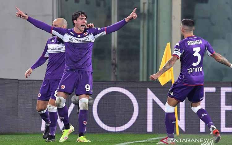 Pesepak bola Fiorentina Dusan Vlahovic melakuka selebrasi setelah mencetak gol ke gawang AC Milan dalam laga pekan ketigabelas Liga Italia, di Stadion Artemio Franchi, Florence, Italia, Sabtu (20/11/2021).  Fiorentina berhasil mengalahkan AC MIlan 4-3
