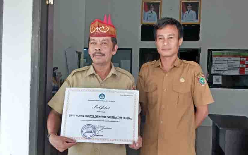Kepala UPT Taman Budaya Provinsi Kalteng, Suraji memperlihatkan sertifikat standarisasi taman budaya tipe A