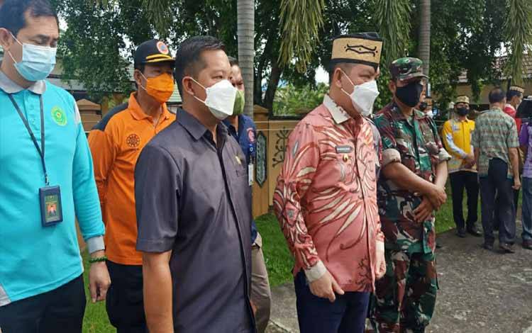 Wakil Ketua I DPRD Kapuas, Yohanes menghadiri pelepasan bantuan sembako untuk warga terdampak banjir