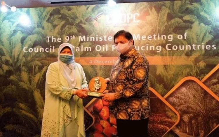 Menko Perekonomian Airlangga Hartarto bersama Menteri Industri Perkebunan dan Komoditas Malaysia, Datuk Zuraida Kamaruddin, dalam 9th Ministerial Meeting of Council of Palm Oil Producing Countries (MM CPOPC ke-9). ANTARA/CPOPC