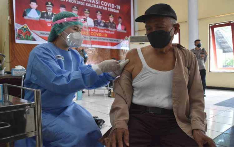 Vaksinasi kelompok rentan Lansia di Kalimantan Tengah