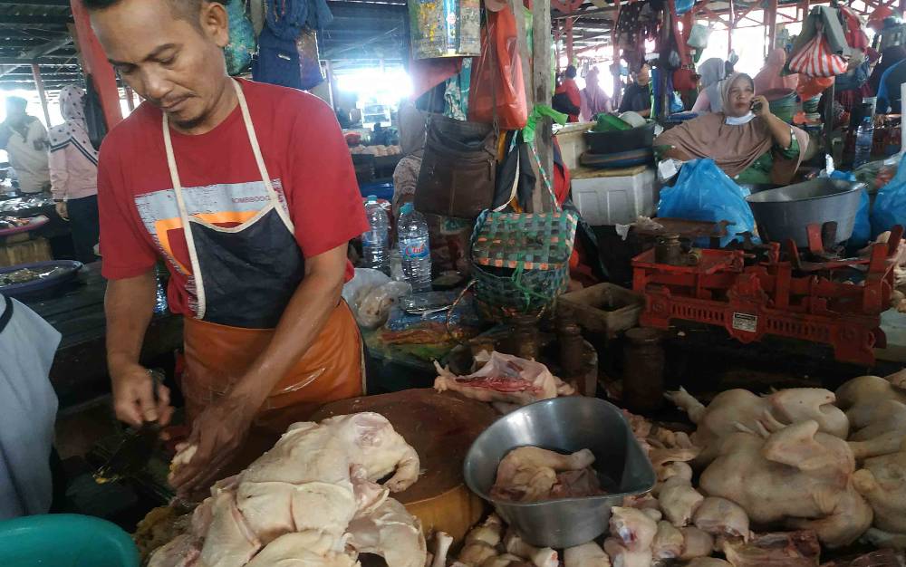 Aktivitas penjualan ayam potong di Pasar Sayur dan Ikan Kuala Pembuang