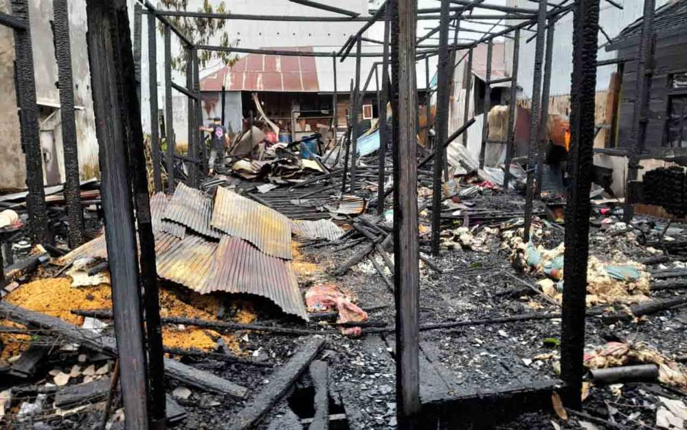 Kebakaran meludeskan 2 rumah warga di Kelurahan Bahaur - Basantan, RT 04, Kecamatan Kahayan Kuala, Kabupaten Pulang Pisau, Sabtu, 4 Desember 2021 pukul 20.30 WIB.