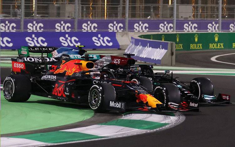 Pebalap tim Red Bull Max Verstappen dan pebalap tim Mercedes Lewis Hamilton terlibat senggolan di Grand Prix Arab Saudi, Sirkuit Corniche, Jeddah. (5/12/2021) (ANTARA/REUTERS/AHMED YOSRI)