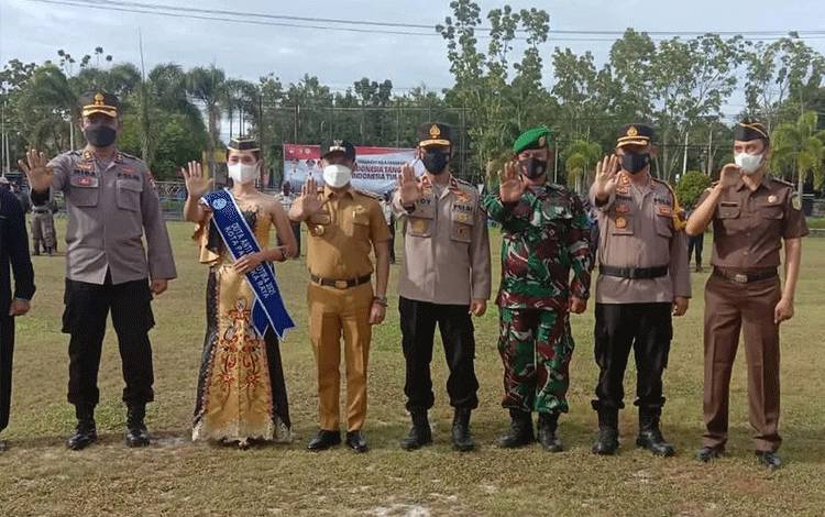 Wali Kota Palangka Raya Fairid Naparin bersama Forkopimda foto bersama seusai upacara peringatan Harkodia dan Hari Bela Negara.