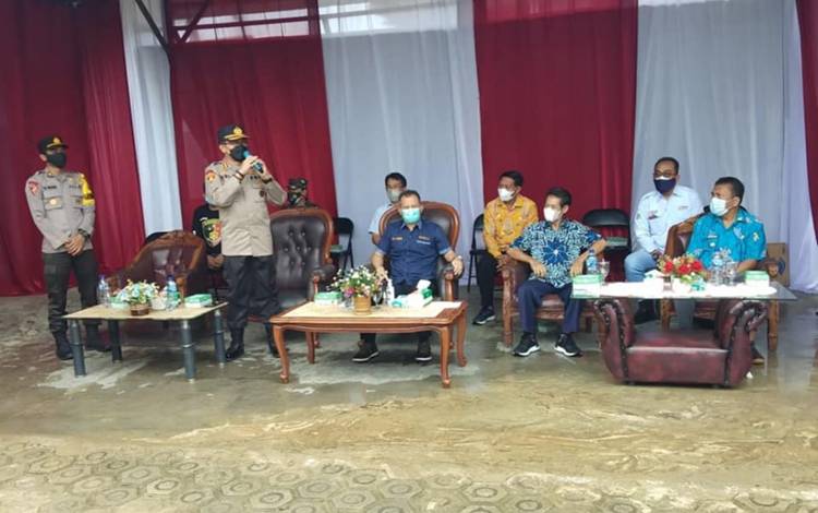 Anggota DPRD Kabupaten Gumas, Riantoe bersama Bupati Jaya S Monong dan lainnya saat menghadiri pelaksanaan vaksinasi massal di Kecamatan Rungan, akhir September 2021.