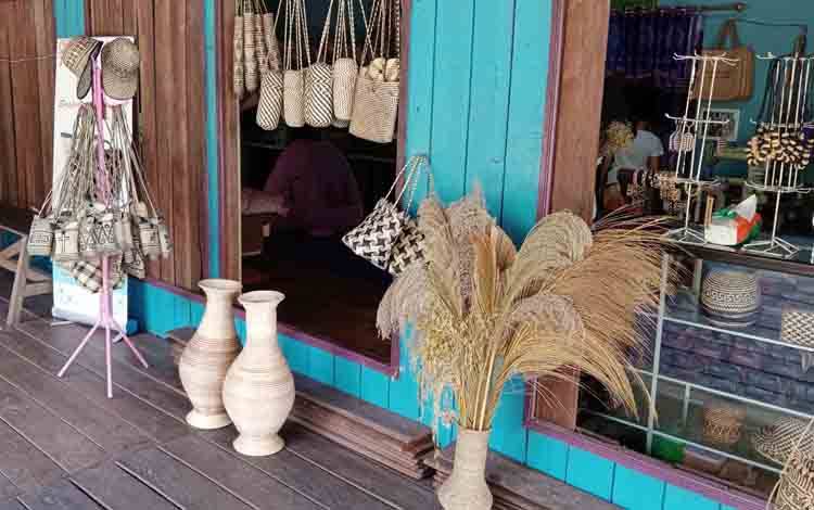 Art Shop Kelompok Pengrajin Rotan Uwei Pambelom di Desa Gohong, Kabupaten Pulang Pisau, Senin 6 Desember 2021