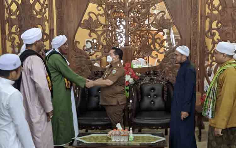Bupati Kotim, Halikinnor bertemu Habib Ahmad dari Tarim di rumah jabatan bupati, Senin 06 Desember 2021