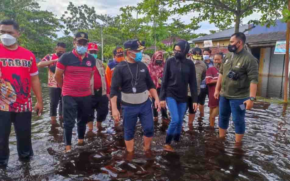 Gubernur Kalteng, Sugianto Sabran meninjau banjir di wilayah Kota Palangka Raya beberapa waktu lalu