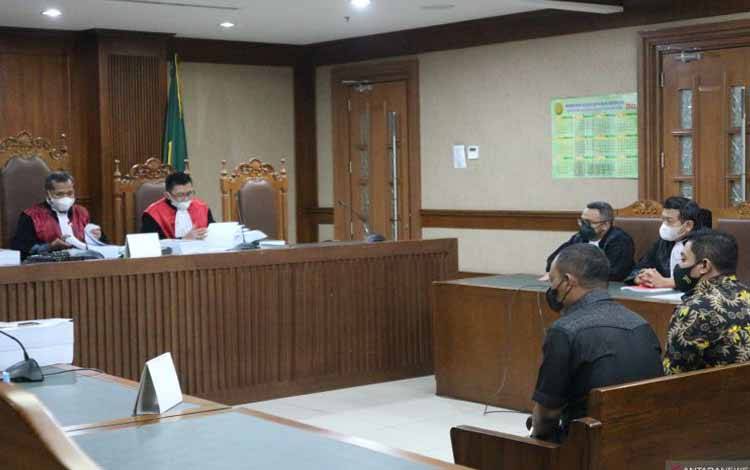 Mantan penyidik KPK Stepanus Robin Pattuju (kanan) dan rekannya advokat Maskur Husain (kiri) menjalani sidang pembacaan tuntutan di pengadilan tindak pidana korupsi (Tipikor) Jakarta, Senin (6/12/2021)