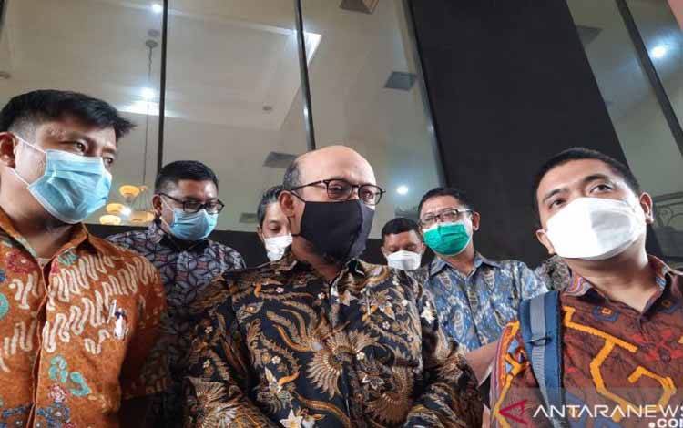 Mantan penyidik KPK Novel Baswedan dan sejumlah eks pegawai KPK memberikan keterangan kepada awak media usai mengikuti sosialisasi pengangkatan sebagai ASN Polri di Gedung TNCC Mabes Polri, Jakarta Selatan, Senin (6/12/2021)