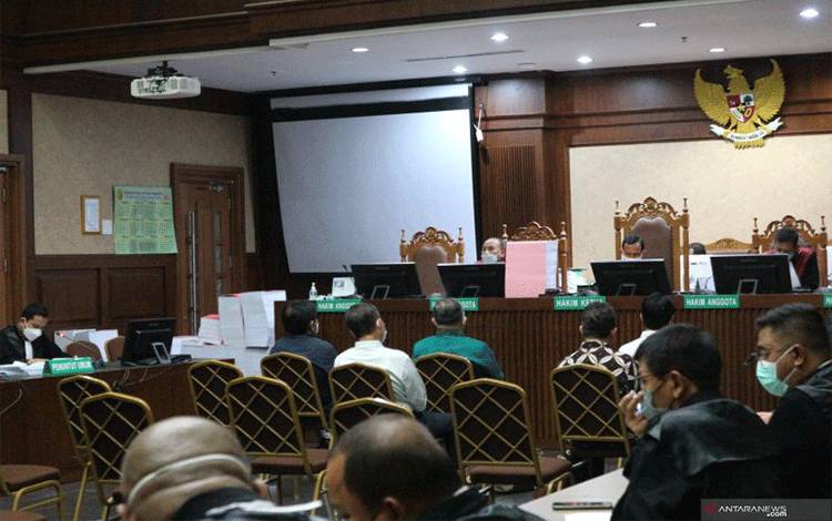 Lima orang terdakwa korupsi pengelolaan dana PT Asabri (Persero) menjalani sidang pembacaan tuntutan di Pengadilan Tindak Pidana Korupsi (Tipikor) Jakarta, Senin (6/12/2021) malam. ANTARA/Desca Lidya Natalia