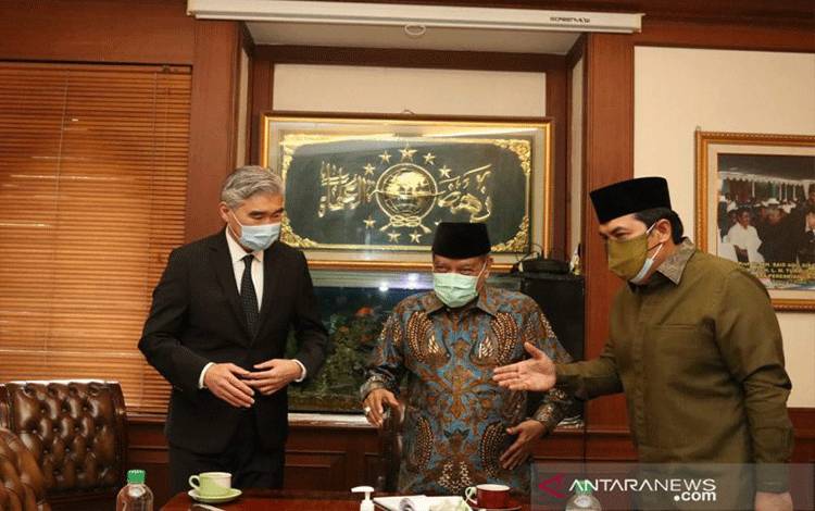 Ketua Umum PBNU KH Said Aqil Siradj menerima kunjungan Duta Besar Amerika Serikat untuk Indonesia Sung Yong Kim di Kantor PBNU, Jakarta, Senin (6/12/2021). ANTARA/HO-Humas PBNU