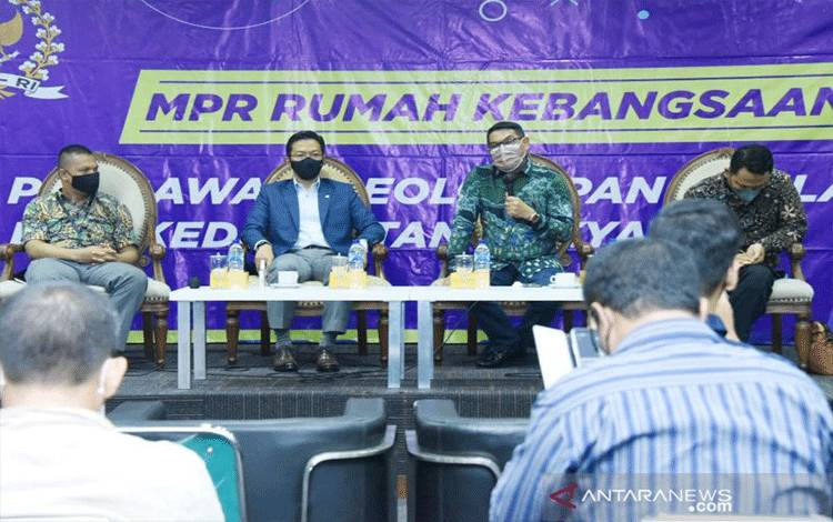 Anggota MPR, Sugiono (dua kiri) dan Muhammad Nasir Djamil (dua kanan), menjadi pembicara pada Sosialisasi Empat Pilar di Jakarta, Senin (6/12/2021). ANTARA/HO-Dokumentasi MPR