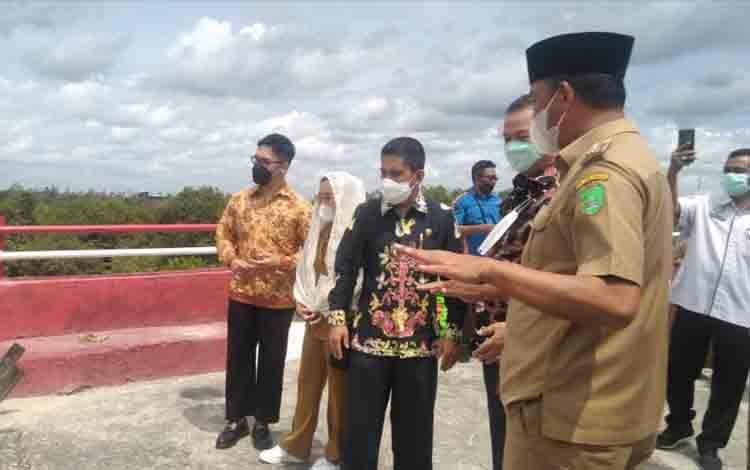 Bupati Sukamara, Windu Subagio mendapingi anggota DPRD Dapil III Provinsi Kalteng meninjau Jembatan Jelai.