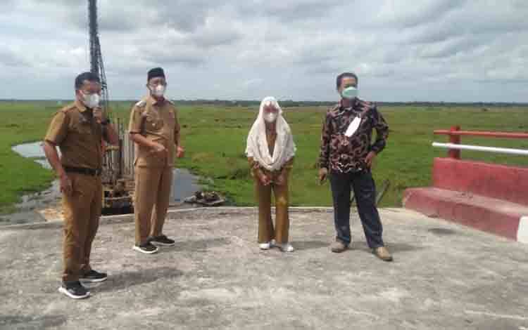 Bupati Sukamara, Windu Subagio mendapingi anggita DPRD Dapil III Provinsi Kalteng meninjau Jembatan Jelai