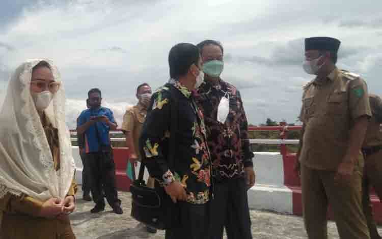Bupati Sukamara, Windu Subagio mendapingi anggita DPRD Dapil III Provinsi Kalteng meninjau Jembatan Jelai