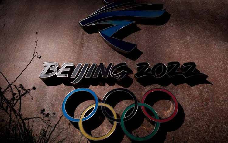 Logo Beijing 2022 terlihat di luar markas besar Komite Penyelenggara Beijing untuk Olimpiade dan Paralimpiade Musim Dingin 2022 di Taman Shougang, Beijing, China, Rabu (10/11/2021)