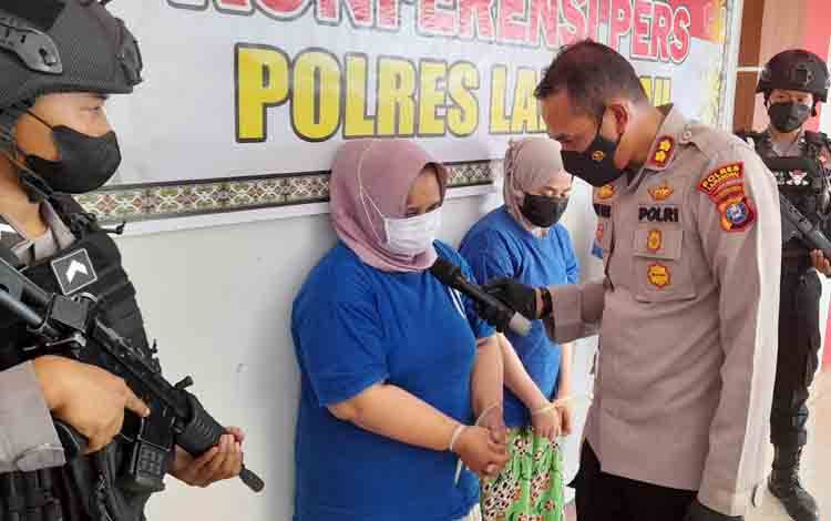 Kapolres Lamandau AKBP Arif Budi Purnomo saat bertanya kepada MJ, ibu-ibu yang diduga kuat menjadi kurir dalam penyelundupan sabu seberat 2 kg lebih di Joglo Mapolres Selasa 7 Desember 2021