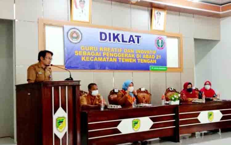 Mewakili Camat Teweh Tengah, Sekcam Teweh Tengah Anwar Hamidi membuka kegiatan diklat guru kreatif dan inovatif