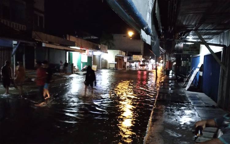 Air Sungai Kumai yang meluap hingga ke jalanan di Kelurahan Kumai Hilir Kecamatan Kumai, Selasa malam, 7 Desember 2021.