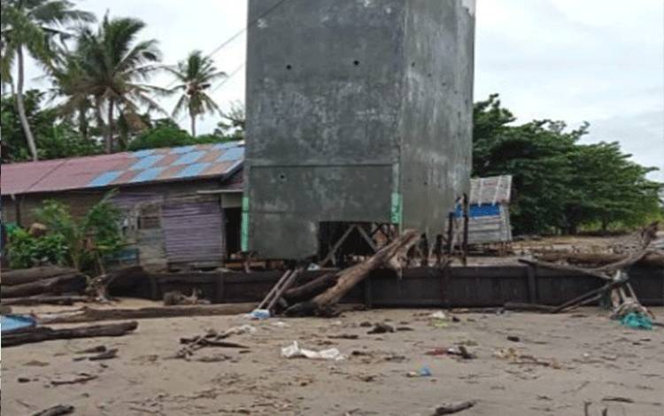 Bangunan rumah dan gedung sarang walet rusak akibat angin kencang, dan disertai ombak tinggi di Desa Cemantan, Kecamatan Kahayan Kuala, Kabupaten Pulang Pisau, Selasa 7 Desember 2021.