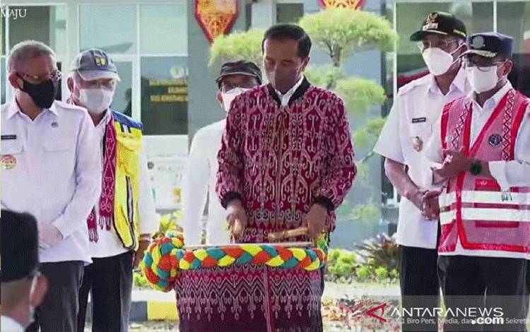 Tangkap layar Presiden Joko Widodo meresmikan Bandar Udara Tebelian di kabupaten Sintang provinsi Kalimantan Barat, Selasa (8/12/2021) (ANTARA/Desca Lidya Natalia)