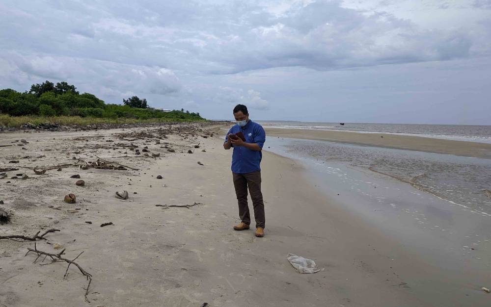 Seorang warga saat berlibur ke Pantai Satiruk, Kecamatan Pulau Hanaut, Kabupaten Kotawaringin Timur (Kotim). 
