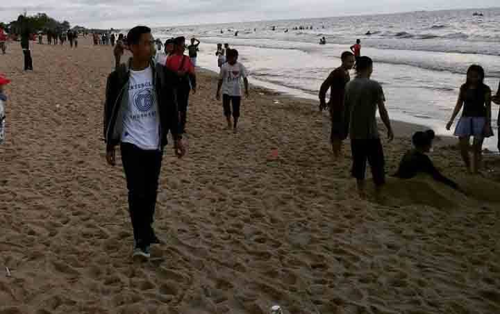 Sejumlah warga saat berkunjung di Pantai Ujung Pandaran. 
