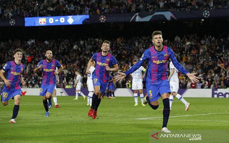 Bek Barcelona Gerard Pique (kanan) merayakan golnya dalam pertandingan Grup E Liga Champions di Camp Nou, Barcelona, Spanyol pada 20 Oktober 2021. ANTARA/REUTERS/ALBERT GEA