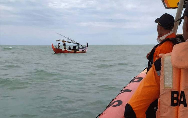 Petugas gabungan SAR melakukan pencarian ABK kapal yang hilang di perairan Pati, Rabu (8/12/2021). ANTARA/ HO-Kantor SAR Semarang