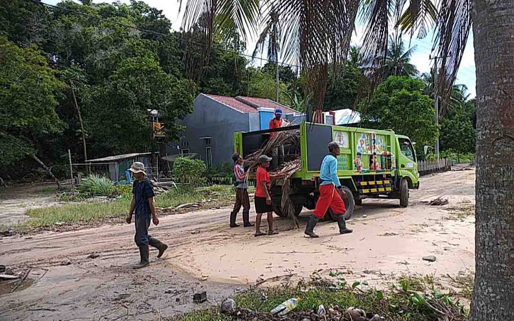 Petugas DLH Kobar lakukan pembersihan sampah di kawasan pesisir Desa Keraya pasca banjir rob