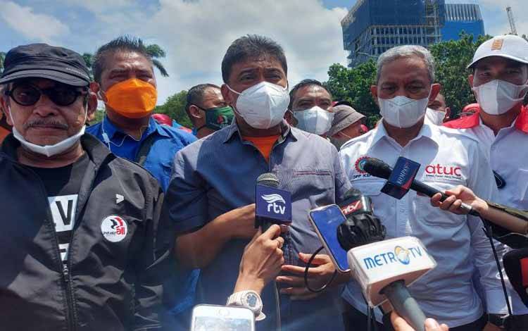 Presiden Konfederasi Serikat Pekerja Indonesia (KSPI) Said Iqbal di Bundaran Patung Kuda, Jakarta, Rabu (8/12/2021)