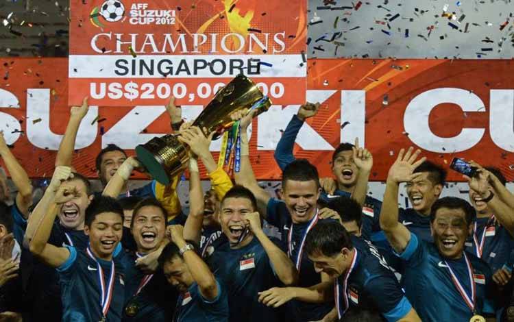  Para pemain timnas sepakbola Singapura mengangkat trofi Piala AFF setelah mengalalahkan Thailand dalam final dua leg turnamen ini pada Piala AFF 2012 di Bangkok, Thailand, 22 Desember 2012