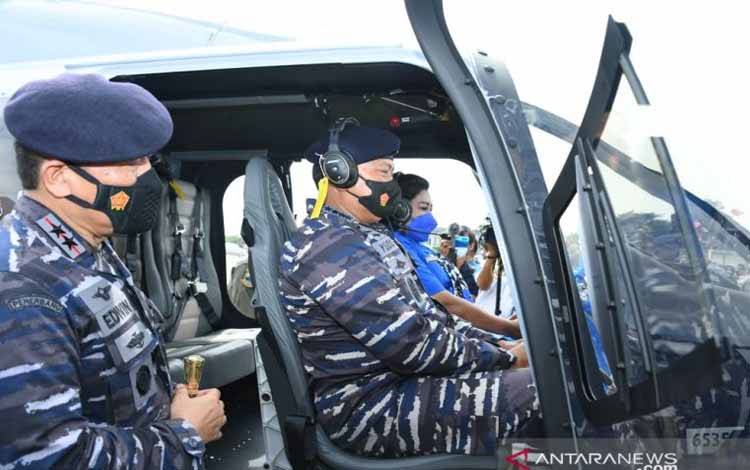 Kepala Staf TNI AL, Laksamana TNI Yudo Margono, saat meninjau helikopter latih mesin tunggal Bell 505 yang diserahterimakan dari PT Atamora Tehnik Makmur kepada TNI AL, di apron Museum Penerbangan, Juanda, Sidoarjo, Jawa Timur, Rabu (8/12/2021)
