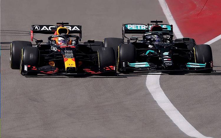 Pebalap tim Red Bull Max Verstappen dan pebalap tim Mercedes Lewis Hamilton menjalani Grand Prix Amerika Serikat di Circuit of the Americas, Austin, Texas. (24/10/2021) (ANTARA/REUTERS/MIKE BLAKE)