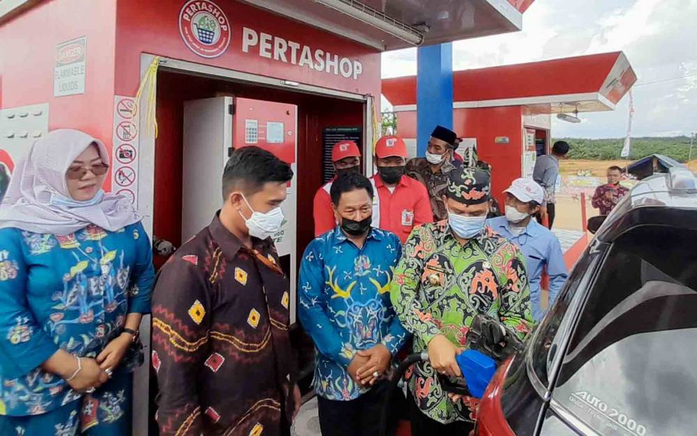 Bupati resmikan pertashop di Jalan Trans Kalimantan, Kamis, 9 Desember 2021.